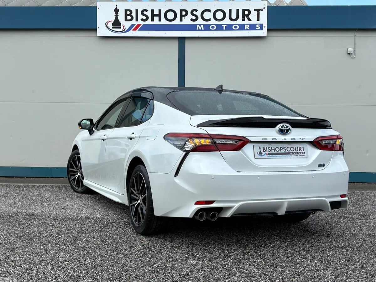 Toyota Camry Saloon, Petrol Hybrid, 2021, White