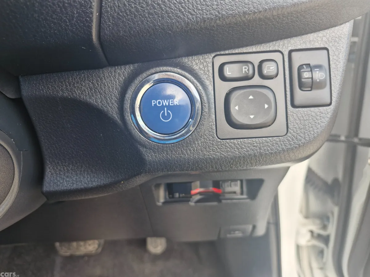 Toyota Vitz Hatchback, Petrol Hybrid, 2017, White