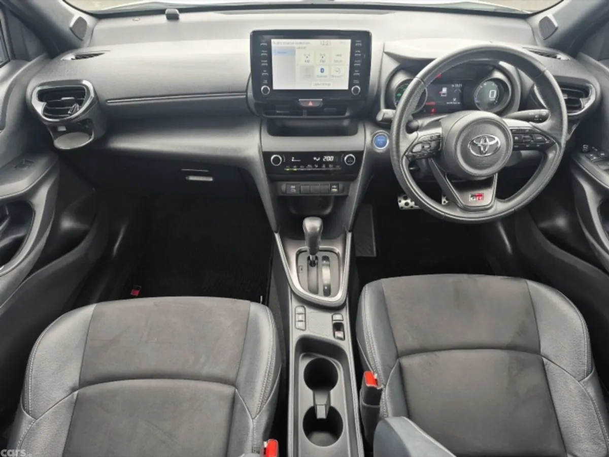 Toyota Yaris Cross Hatchback, Petrol Hybrid, 2023, White