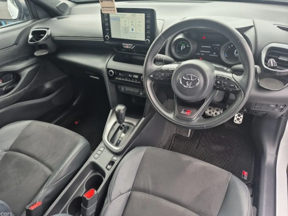 Toyota Yaris Cross Hatchback, Petrol Hybrid, 2023, White