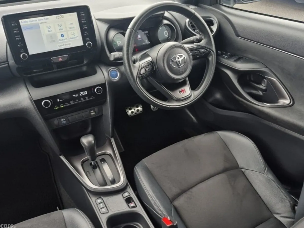 Toyota Yaris Cross Hatchback, Petrol Hybrid, 2023, White