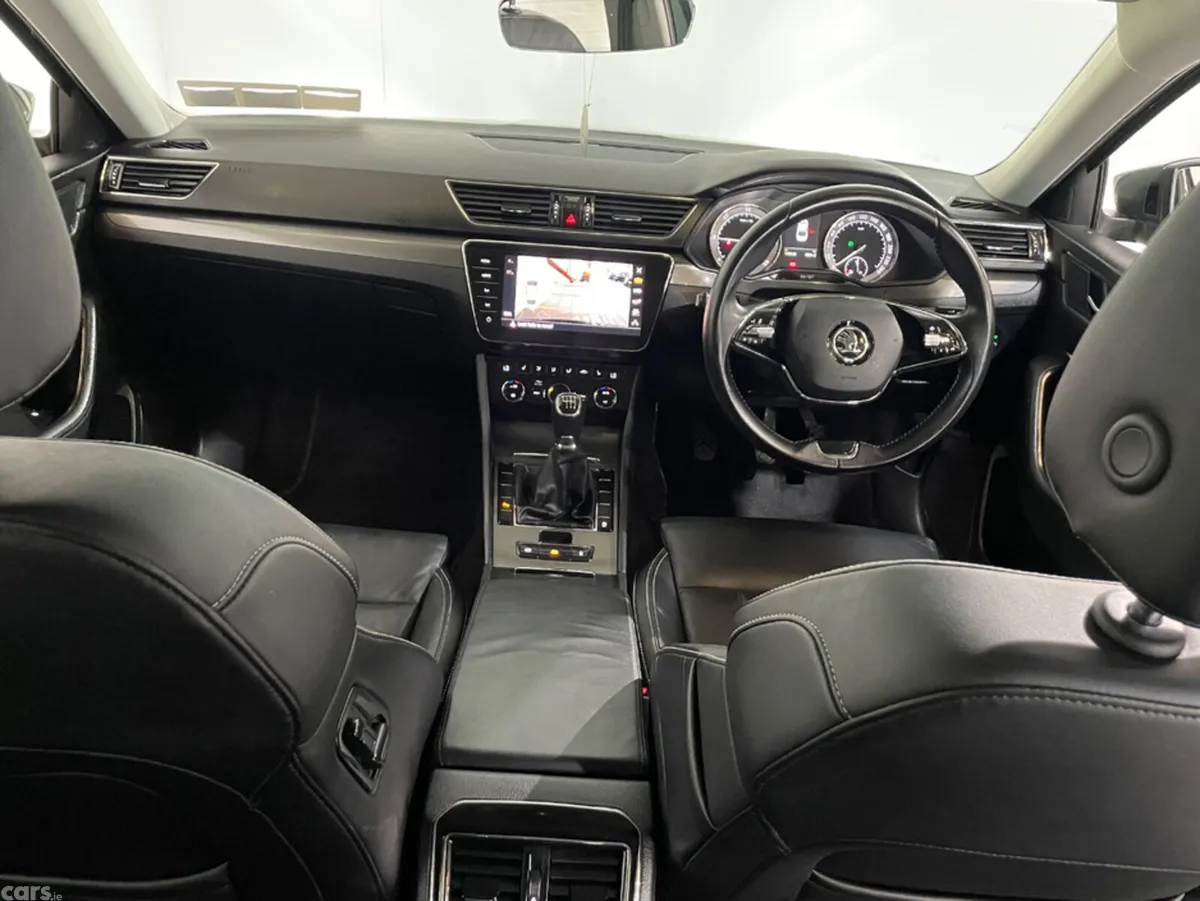 Skoda Superb Hatchback, Diesel, 2021, Green