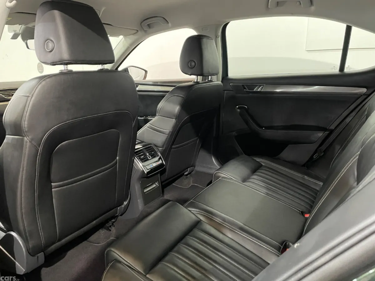 Skoda Superb Hatchback, Diesel, 2021, Green