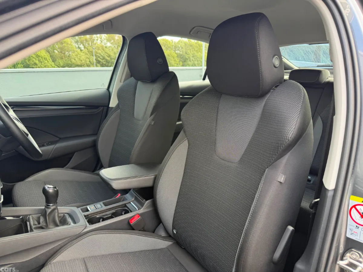 Skoda Octavia Saloon, Diesel, 2023, Grey