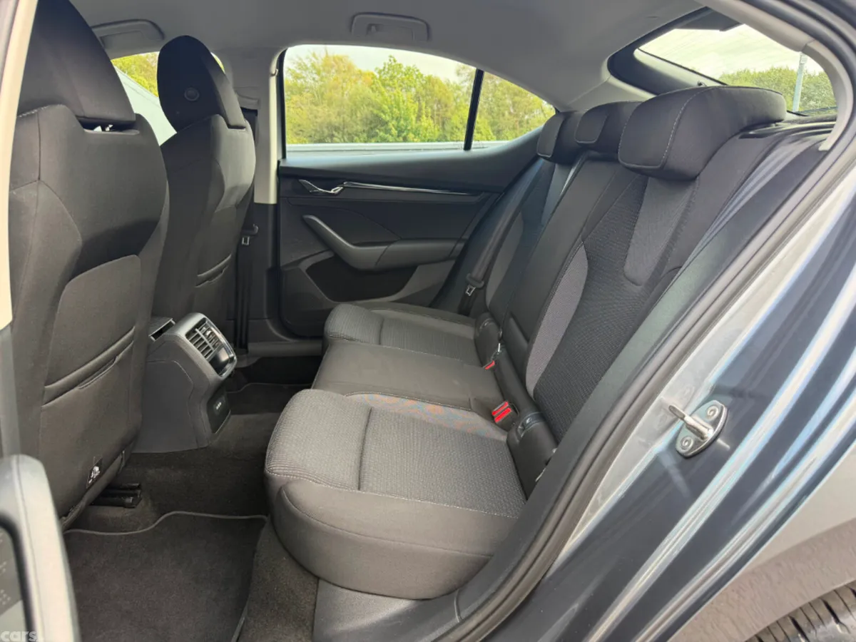 Skoda Octavia Saloon, Diesel, 2023, Grey