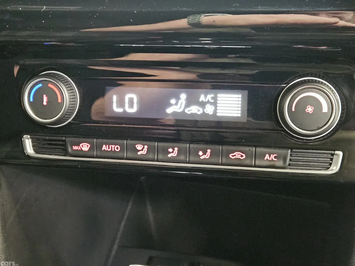 Volkswagen Polo Hatchback, Petrol, 2015, White