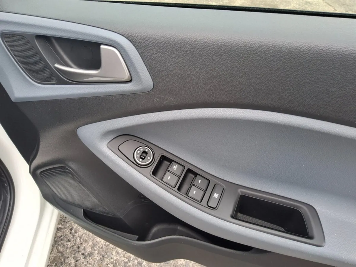 Hyundai i20 Hatchback, Petrol, 2019, White