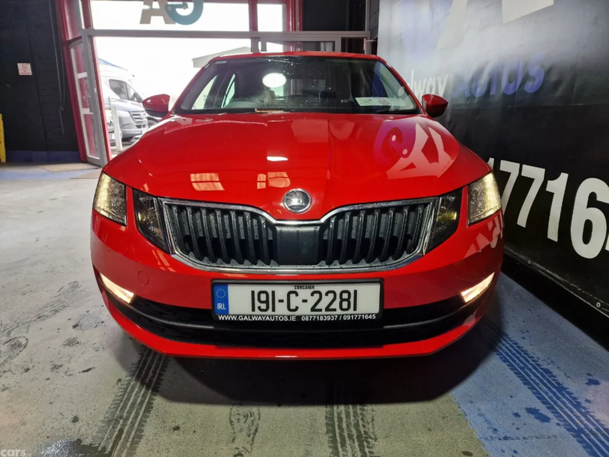 Skoda Octavia Hatchback, Petrol, 2019, Red