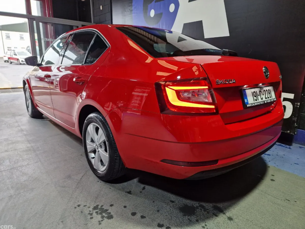 Skoda Octavia Hatchback, Petrol, 2019, Red