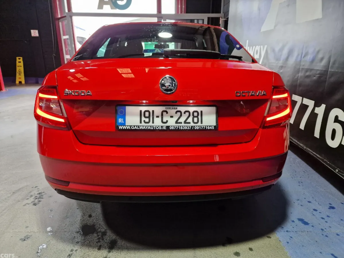 Skoda Octavia Hatchback, Petrol, 2019, Red