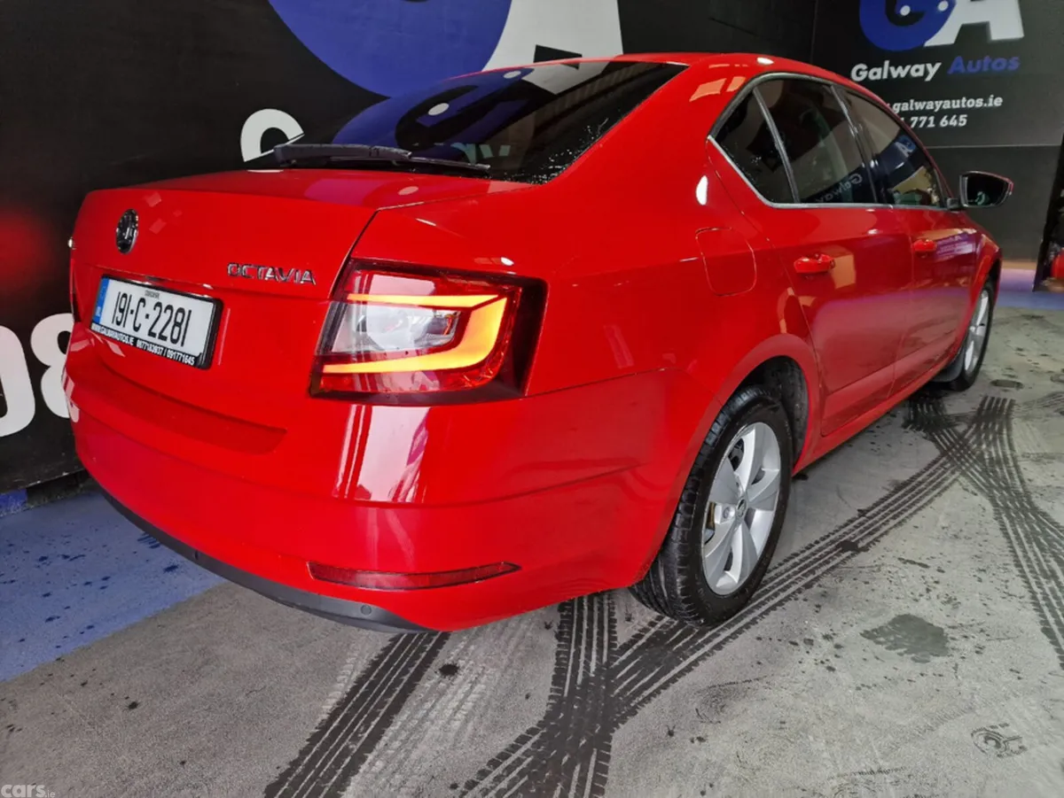 Skoda Octavia Hatchback, Petrol, 2019, Red