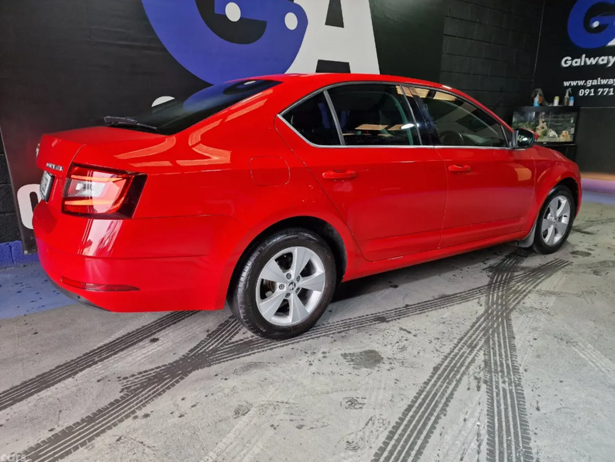 Skoda Octavia Hatchback, Petrol, 2019, Red
