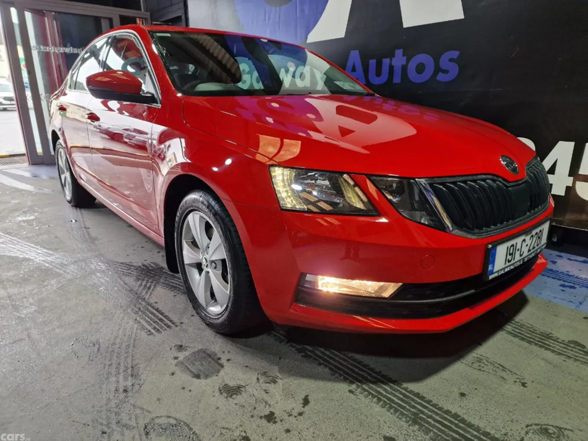 Skoda Octavia Hatchback, Petrol, 2019, Red