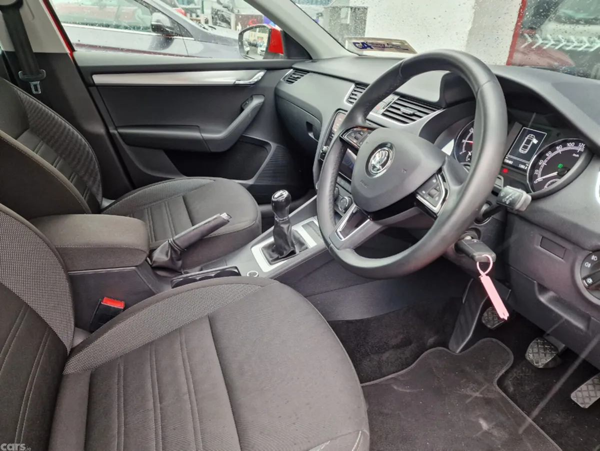 Skoda Octavia Hatchback, Petrol, 2019, Red