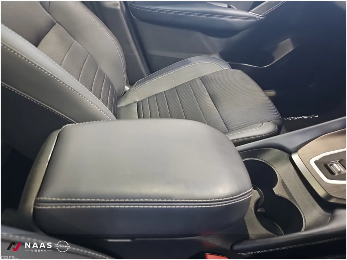 Nissan Qashqai MPV, Petrol, 2024, Red