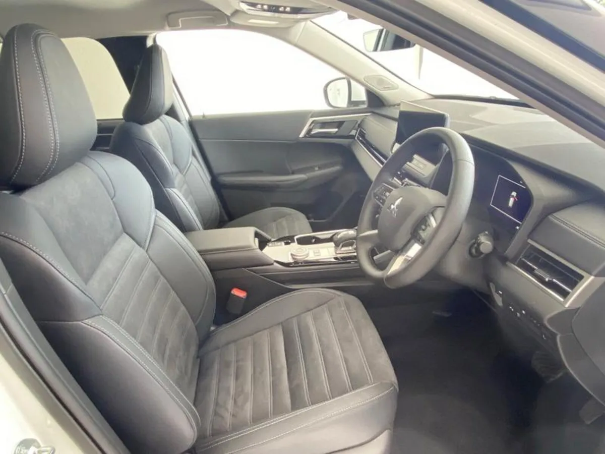 Mitsubishi Outlander SUV, Petrol Hybrid, 2026, White