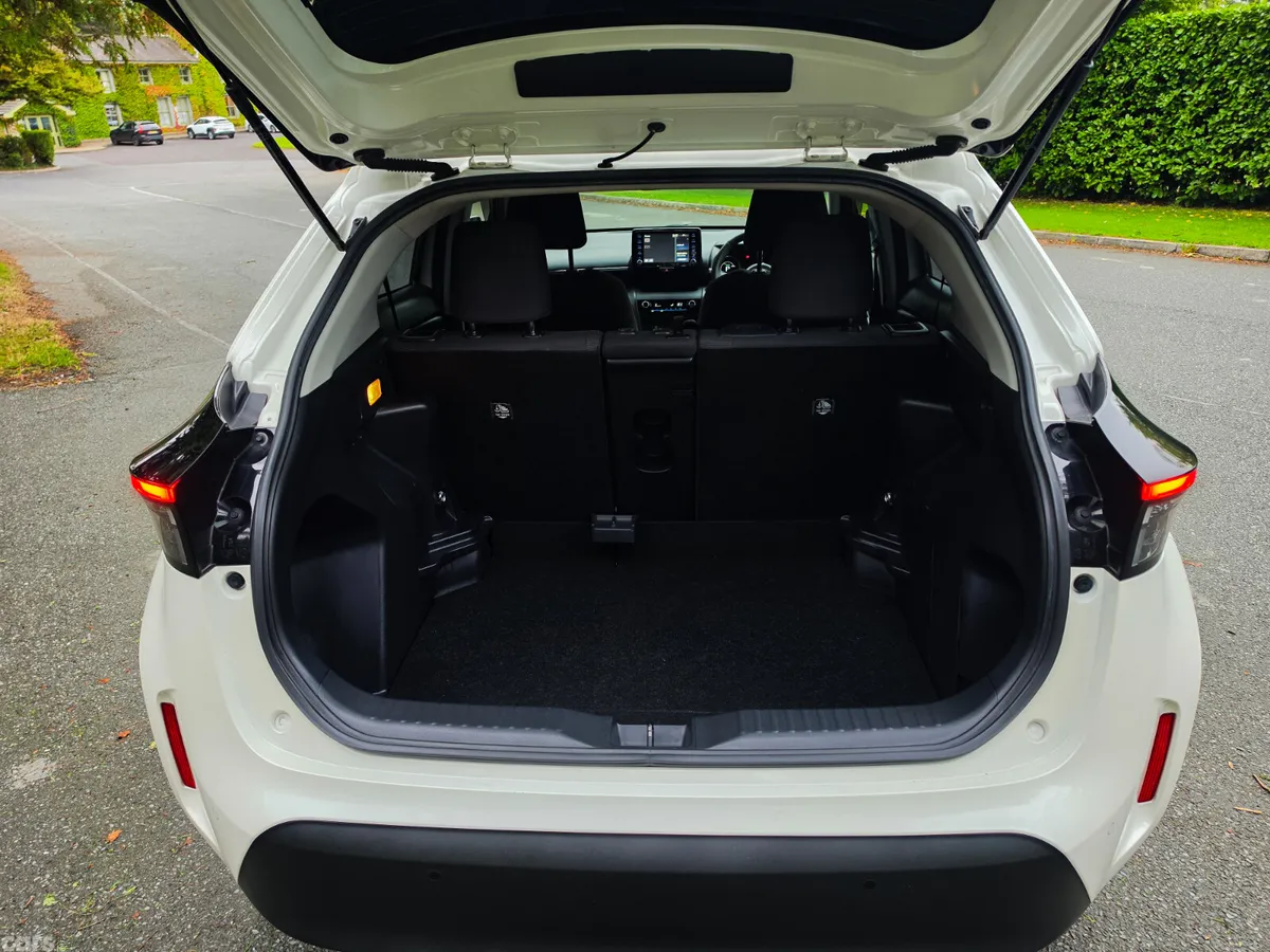 Toyota Yaris Cross Estate, Petrol Hybrid, 2021, White