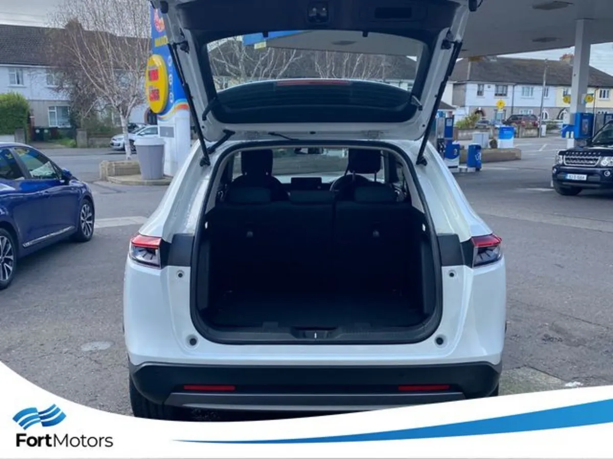Honda HR-V Hatchback, Petrol Hybrid, 2022, White