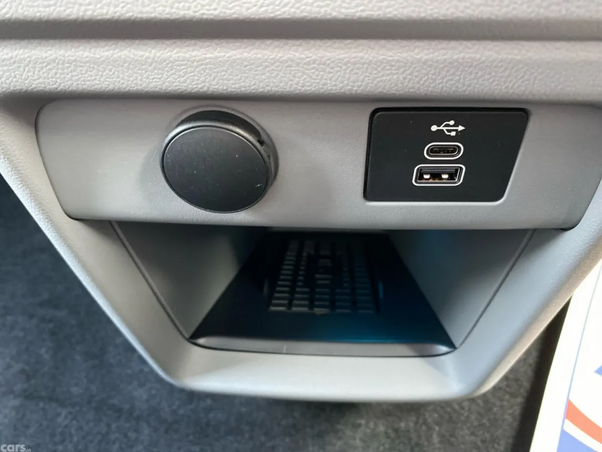 Ford Tourneo Custom Van, Petrol Plug-in Hybrid, 2026, Silver