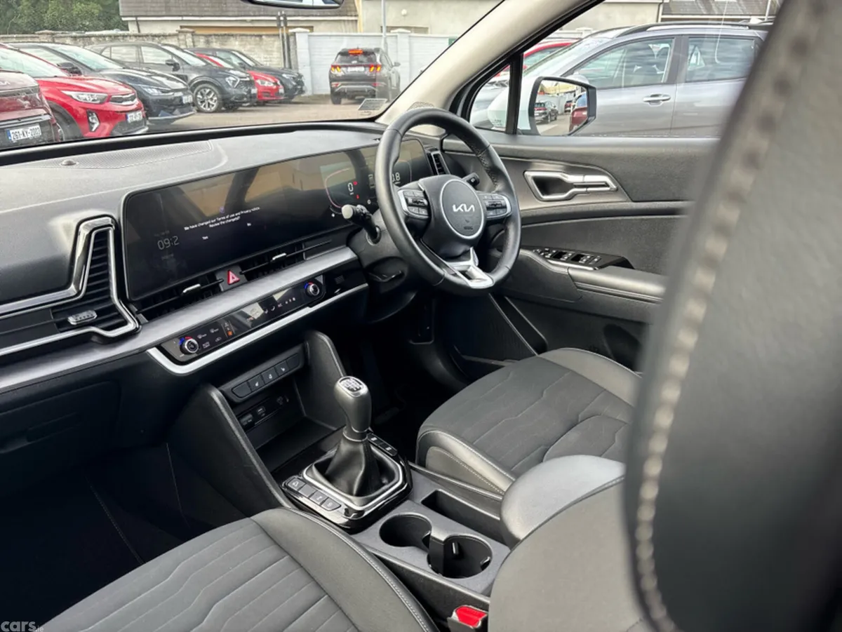 Kia Sportage MPV, Diesel, 2023, White