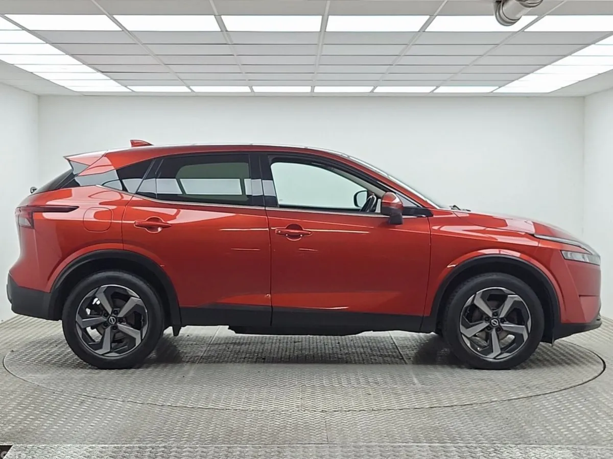Nissan Qashqai MPV, Petrol, 2022, Red