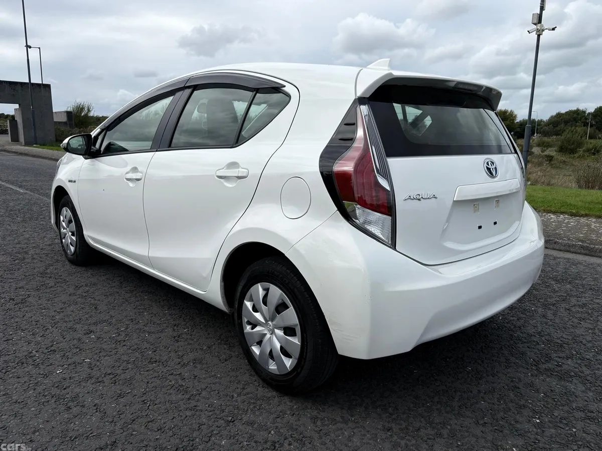 Toyota Aqua Hatchback, Petrol Hybrid, 2015, White