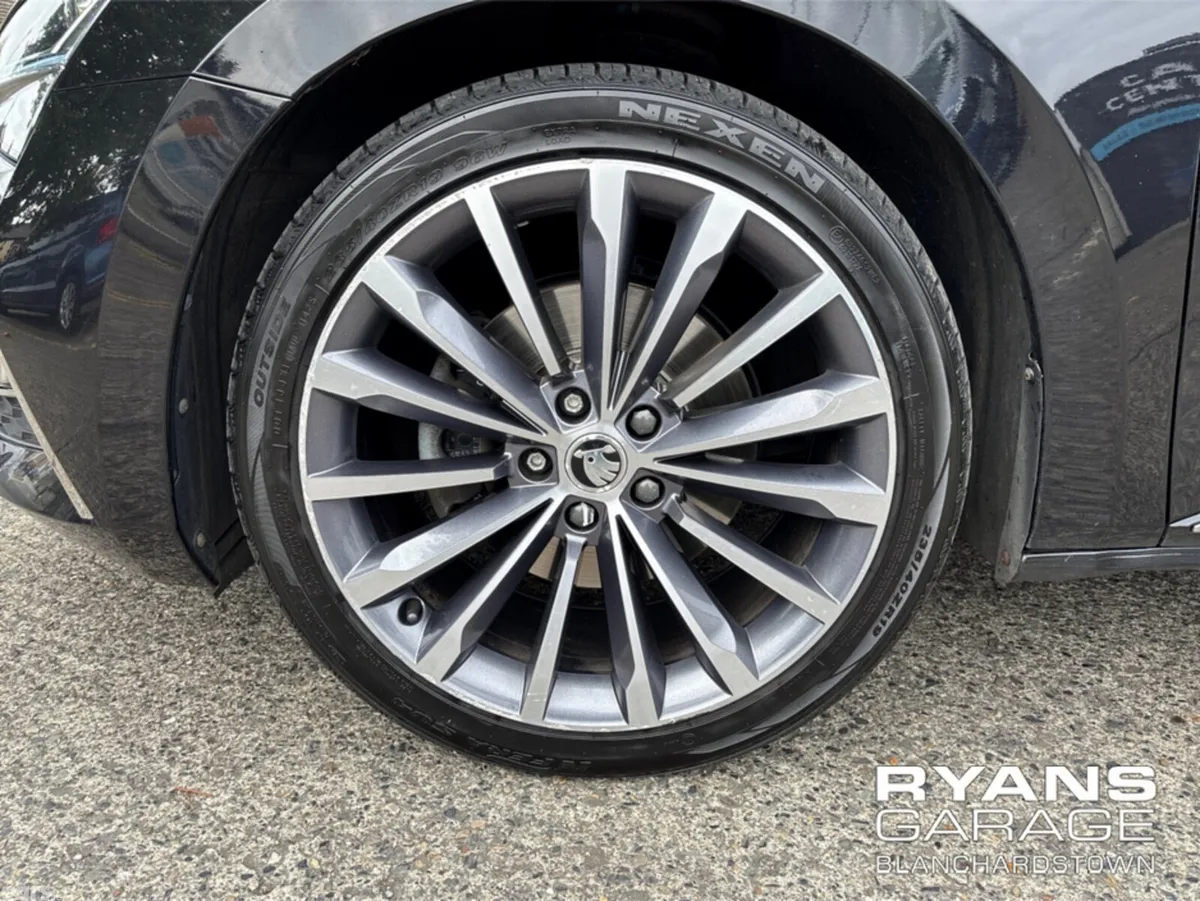 Skoda Superb Hatchback, Diesel, 2023, Black