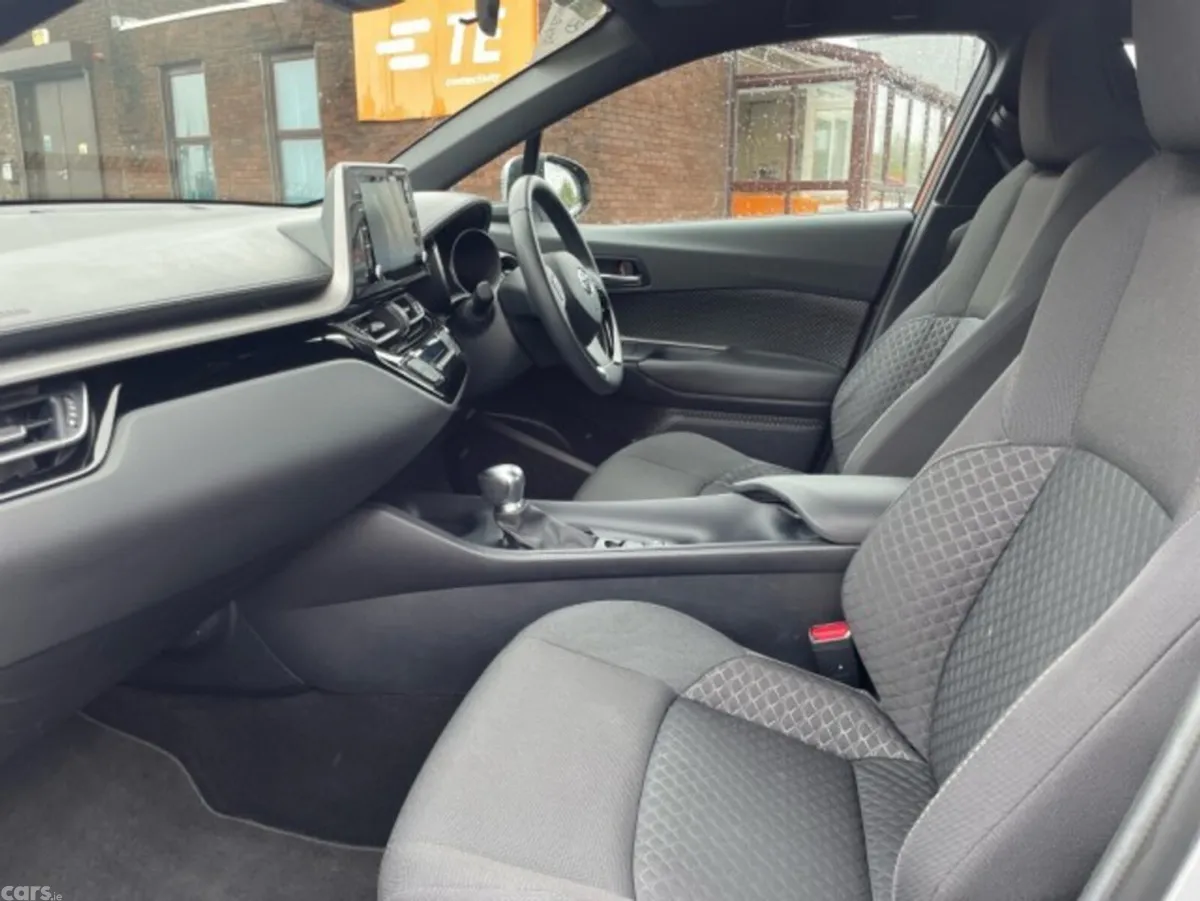 Toyota C-HR SUV, Petrol Hybrid, 2023, Silver