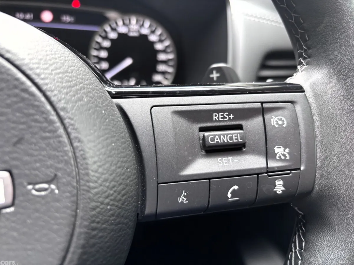 Nissan Qashqai MPV, Petrol, 2024, Red