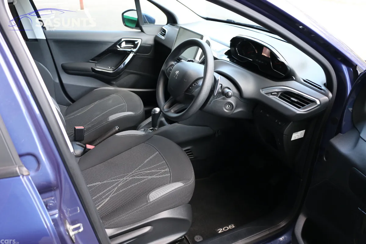 Peugeot 208 Hatchback, Petrol, 2015, Blue