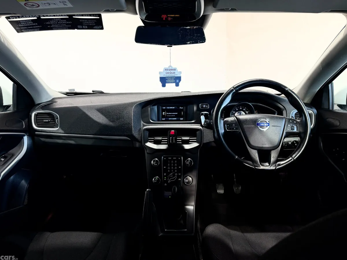 Volvo V40 Hatchback, Diesel, 2014, White