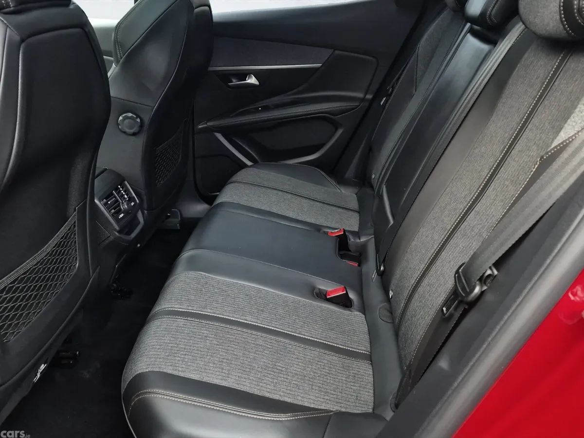 Peugeot 3008 MPV, Diesel, 2018, Red