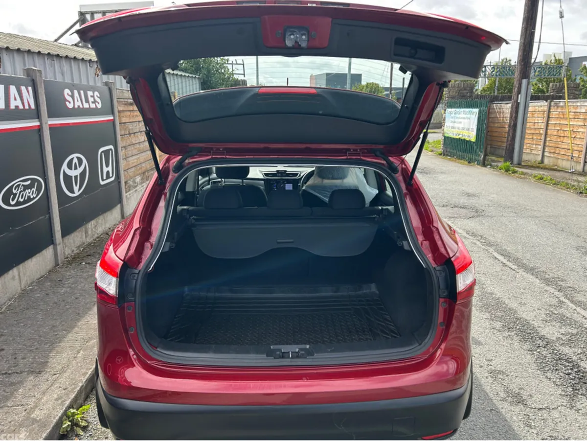 Nissan Qashqai MPV, Diesel, 2015, Red