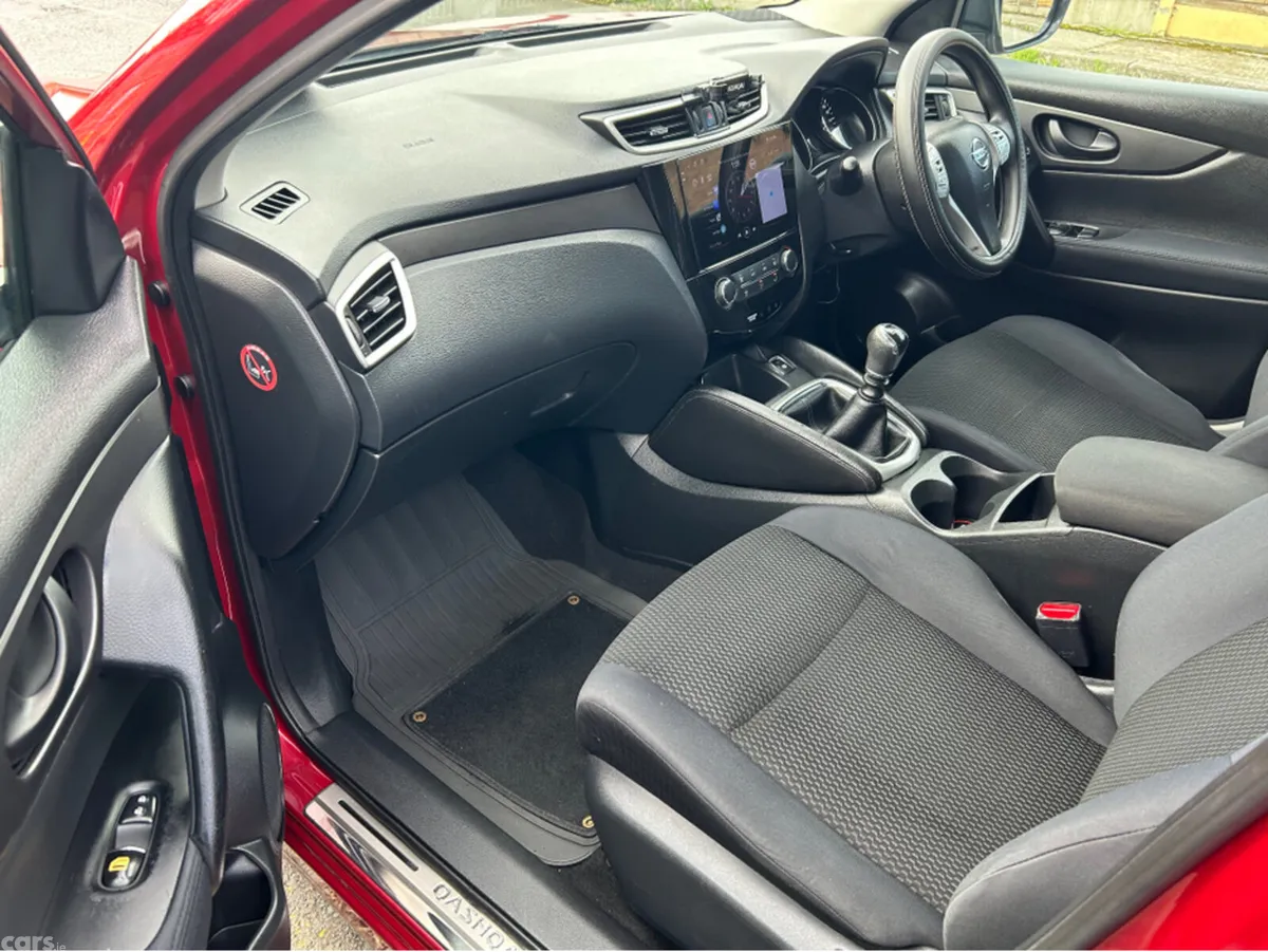 Nissan Qashqai MPV, Diesel, 2015, Red