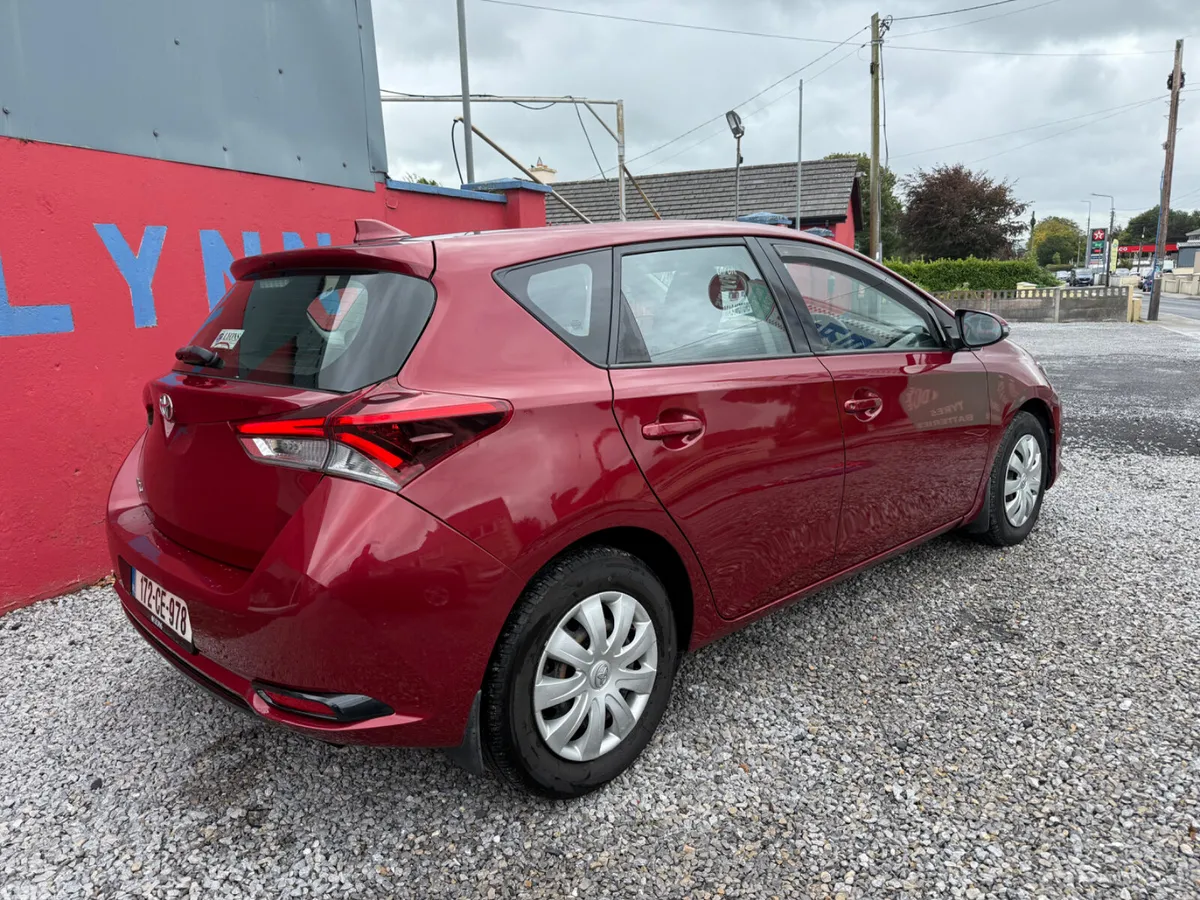 Toyota Auris Hatchback, Petrol, 2017, Red