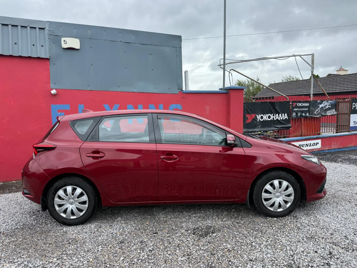 Toyota Auris Hatchback, Petrol, 2017, Red