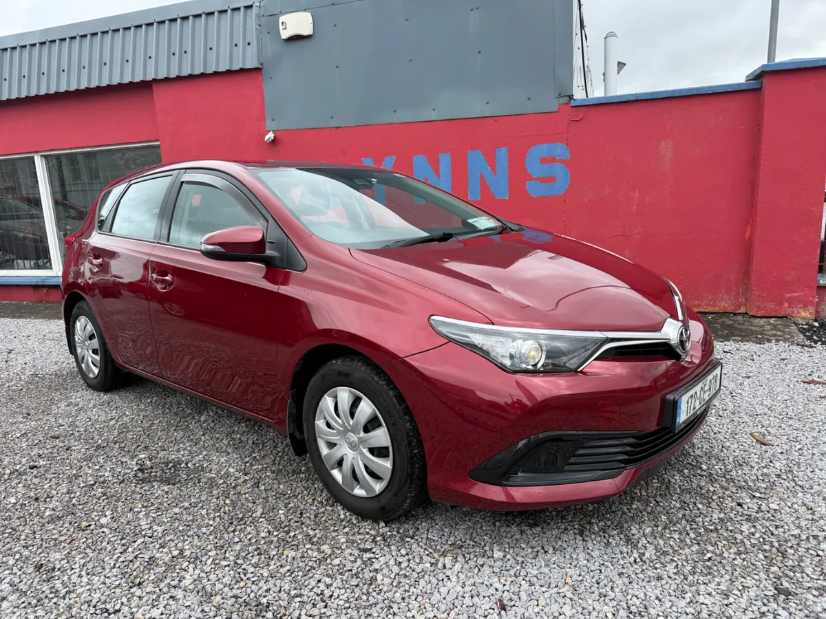 Toyota Auris Hatchback, Petrol, 2017, Red