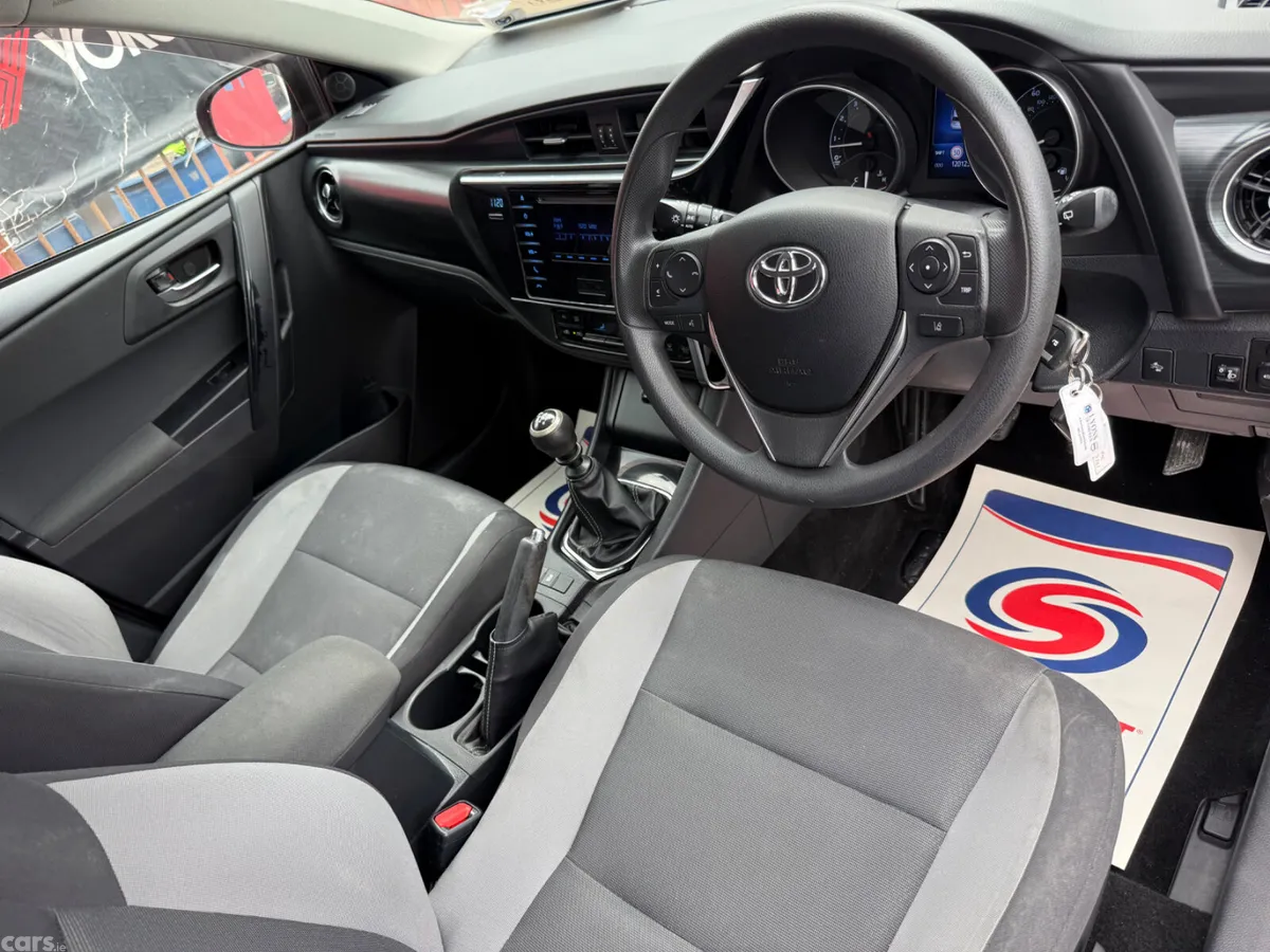 Toyota Auris Hatchback, Petrol, 2017, Red