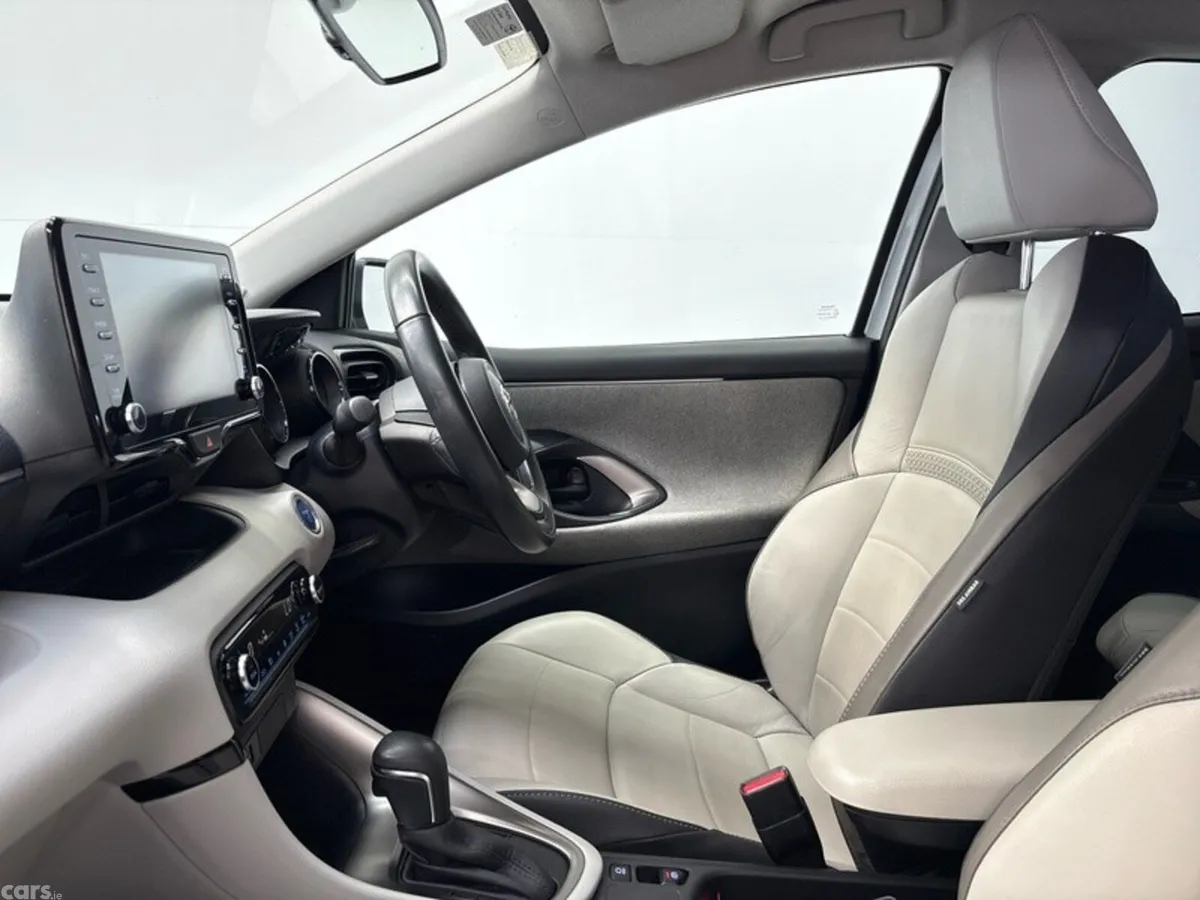 Toyota Yaris Hatchback, Petrol Hybrid, 2022, Silver