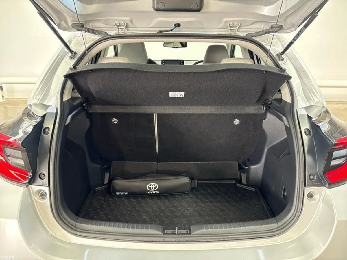 Toyota Yaris Hatchback, Petrol Hybrid, 2022, Silver