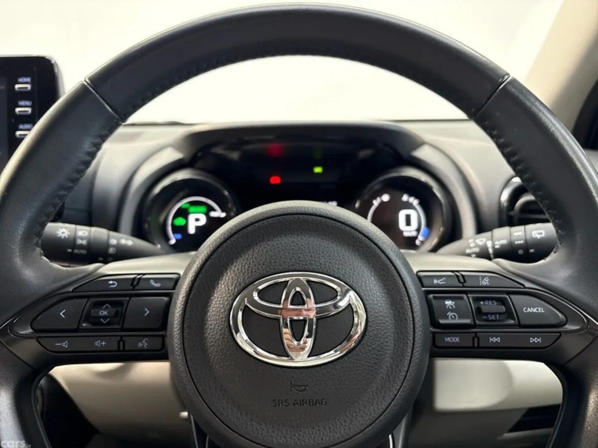 Toyota Yaris Hatchback, Petrol Hybrid, 2022, Silver