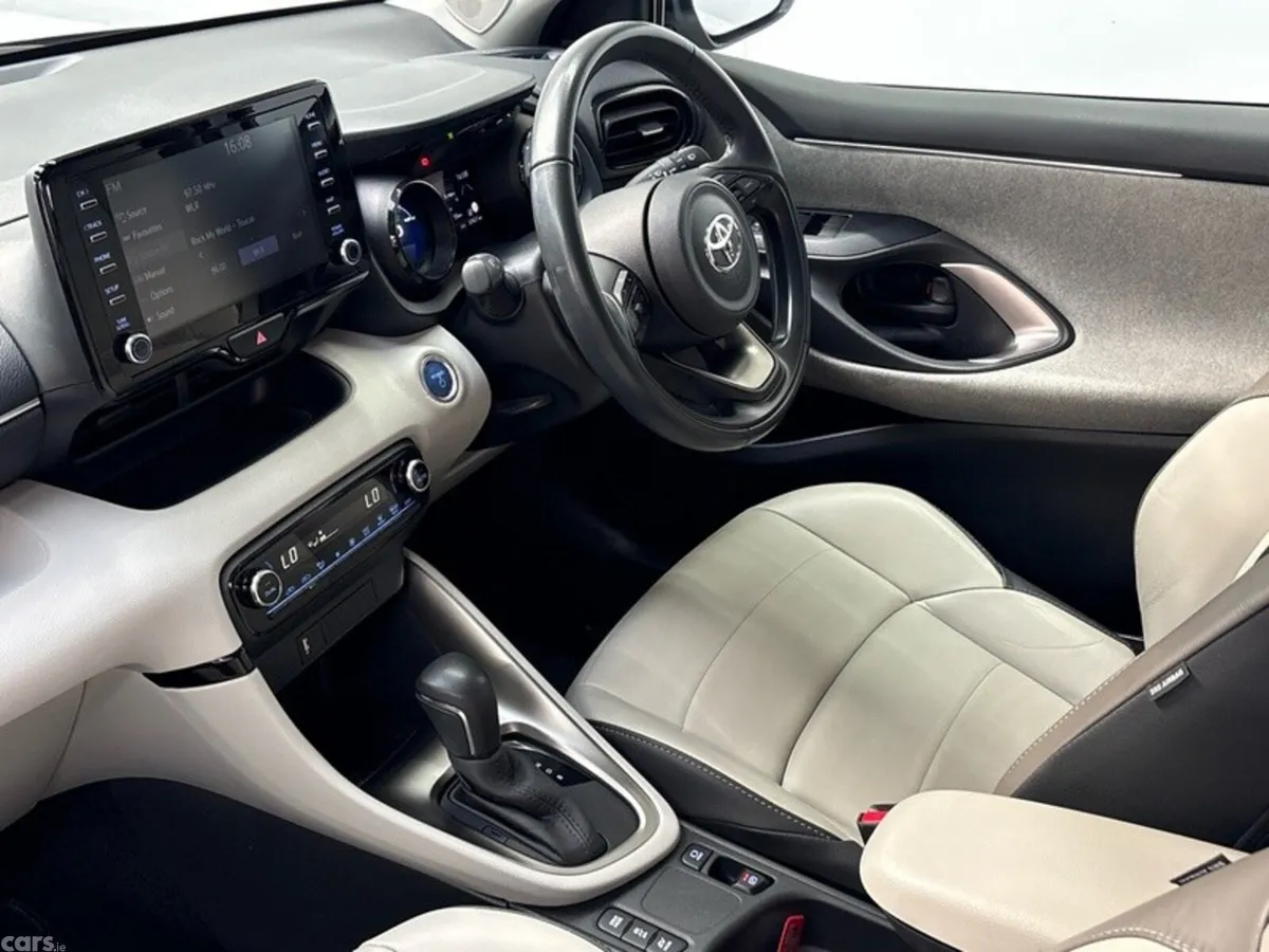 Toyota Yaris Hatchback, Petrol Hybrid, 2022, Silver