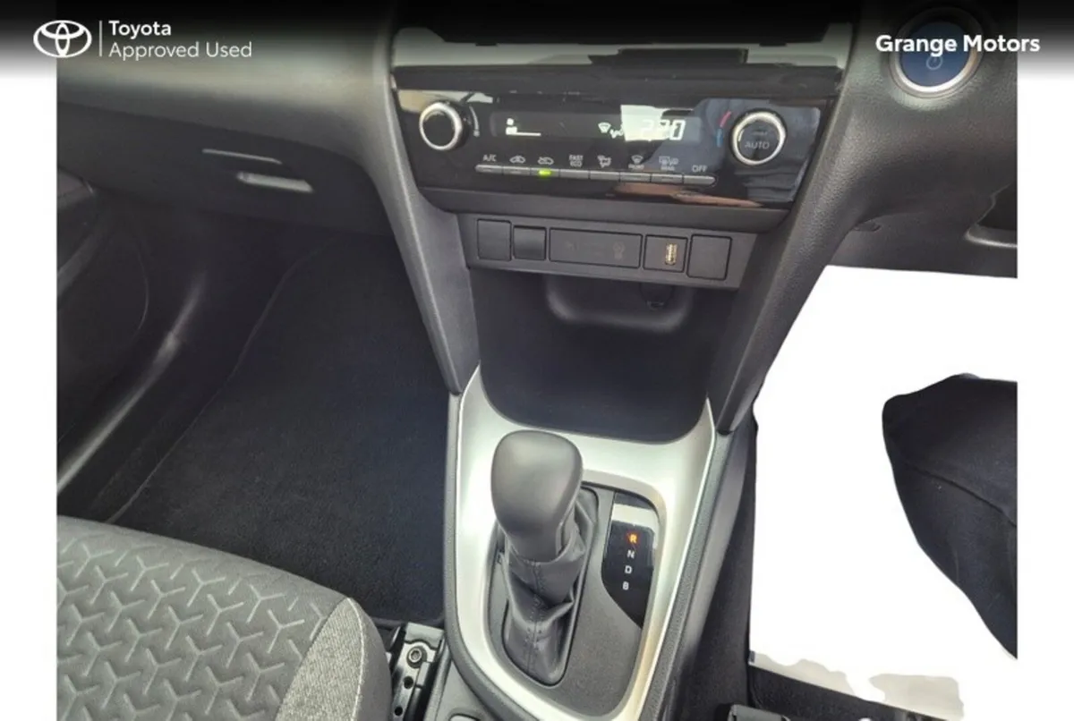 Toyota Yaris Cross Hatchback, Petrol Hybrid, 2024, White