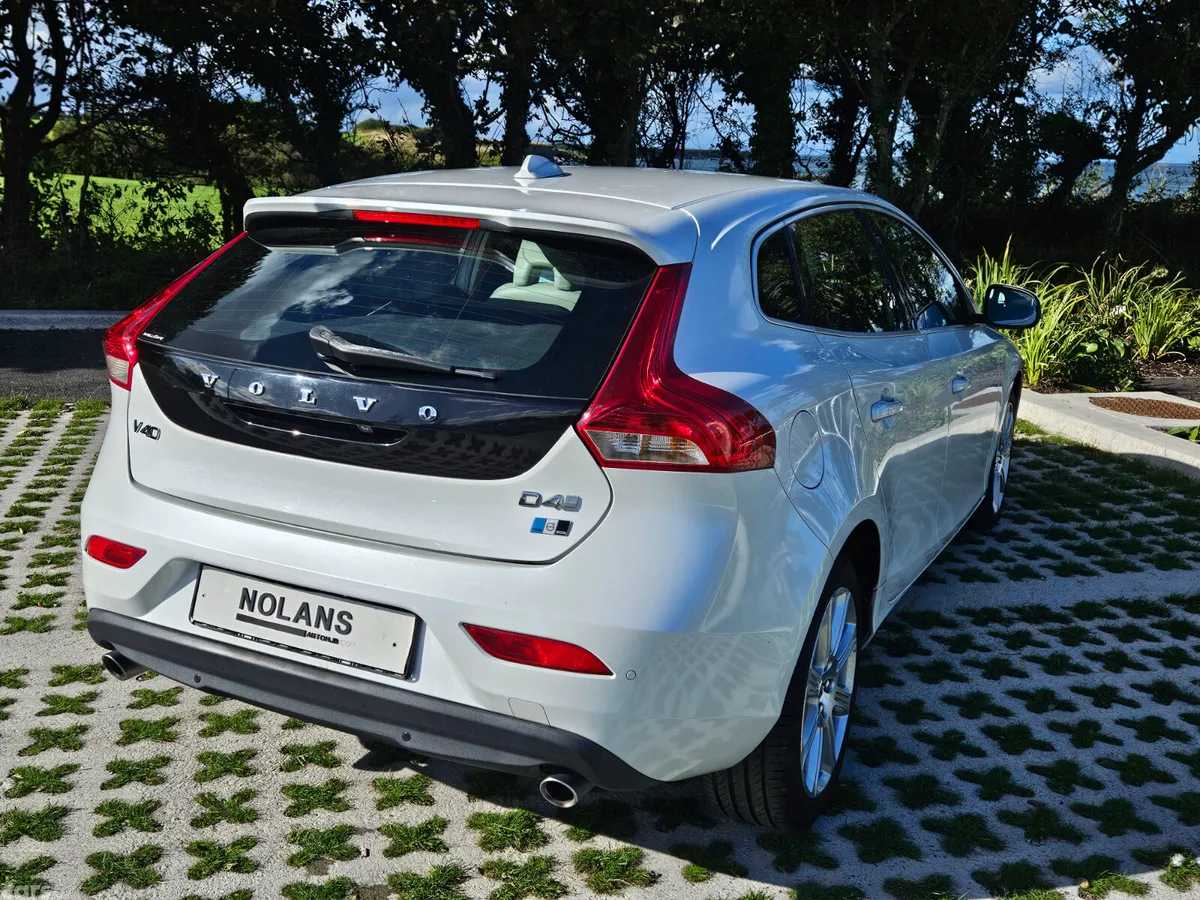 Volvo V40 Hatchback, Diesel, 2017, White