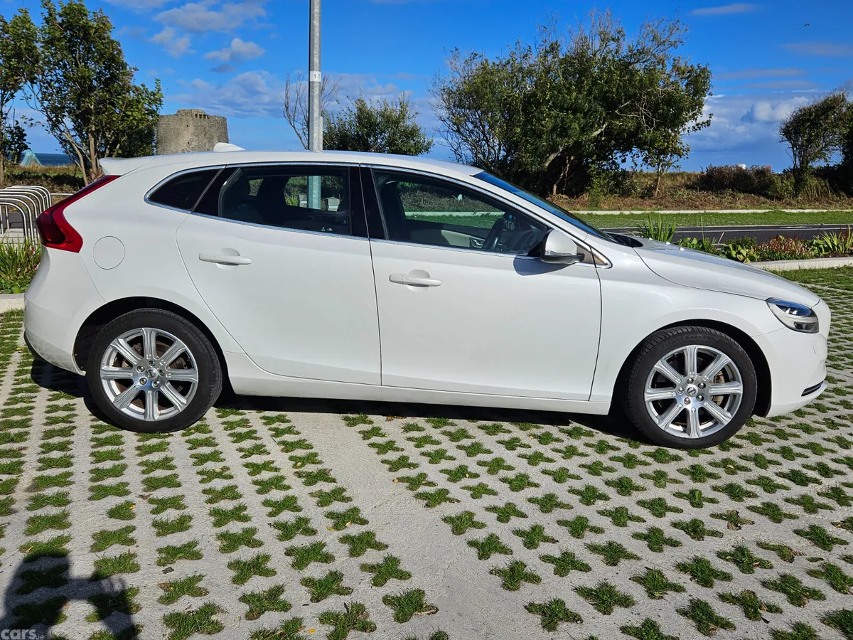 Volvo V40 Hatchback, Diesel, 2017, White