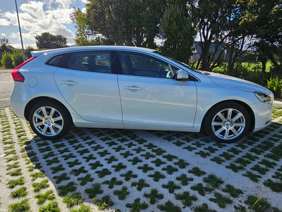 Volvo V40 Hatchback, Diesel, 2017, White