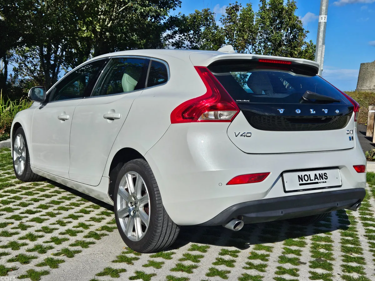 Volvo V40 Hatchback, Diesel, 2017, White