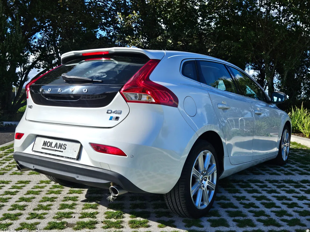 Volvo V40 Hatchback, Diesel, 2017, White