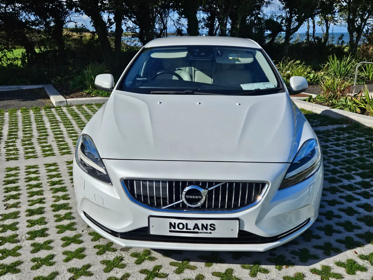 Volvo V40 Hatchback, Diesel, 2017, White