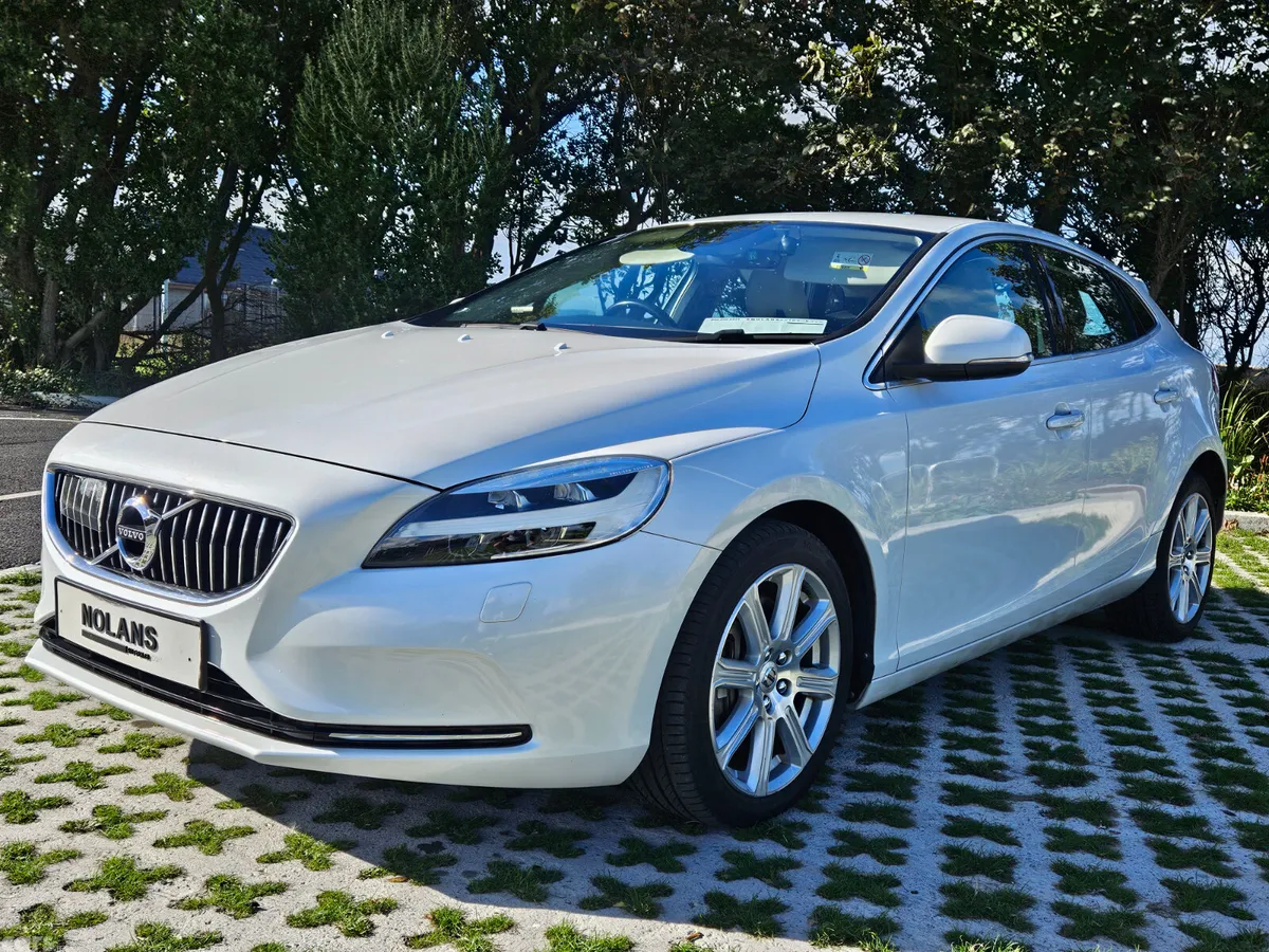 Volvo V40 Hatchback, Diesel, 2017, White